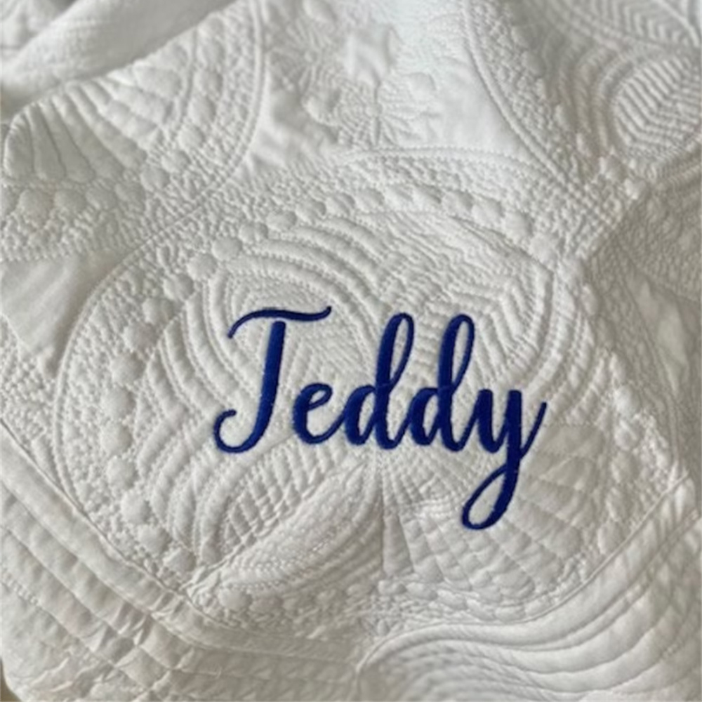 ผ้านวมปักชื่อสำหรับสถานรับเลี้ - Baby Nursery Quilts บทวิจารณ์และราคา